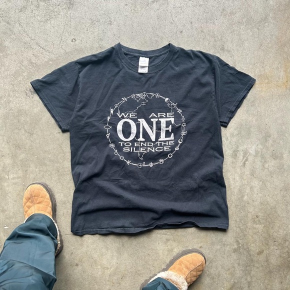VNTG ‘WE ARE ONE’ GRAPHIC BLACK & WHITE SHORT SLEEVE T-SHIRT LARGE - Picture 2 of 3